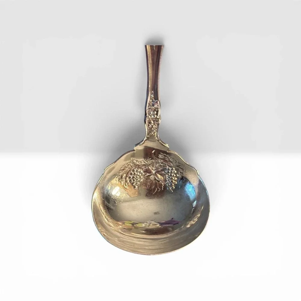 Wm A Rogers Vintage Grapes Silverplate Sugar Shell Spoon Ornate 1904 Pattern A1